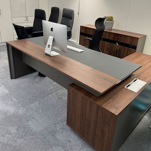 Стол руководителя на опорной сервисной левой тумбе